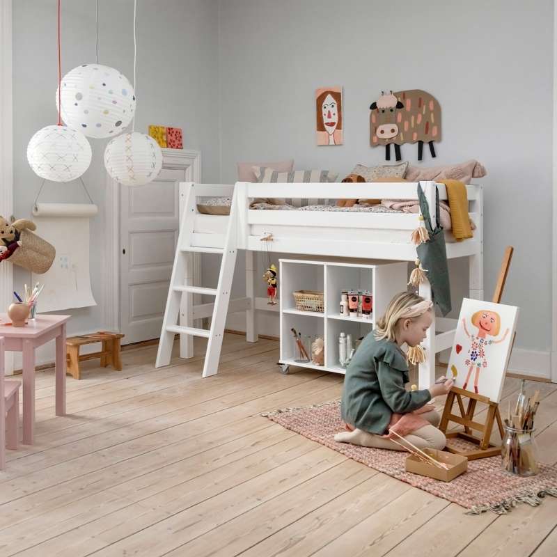 Hoppekids ECO Luxury - Halvhøj Seng m. Ryglæn - Skrå Stige - Flere Størrelser - Hvid